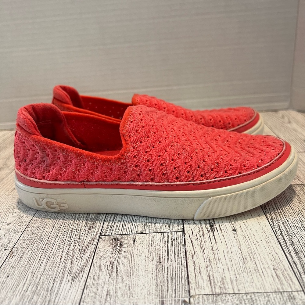 UGG Caplan Slip-on Shoes Girls Size 1 Chevron Metallic Pink Knit Mesh